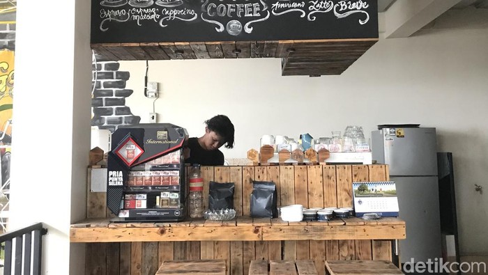 Ngopi Bernuansa Nostalgia, Tempat Ini Sajikan Kopi dan Deretan Mobil Klasik yang Memikat